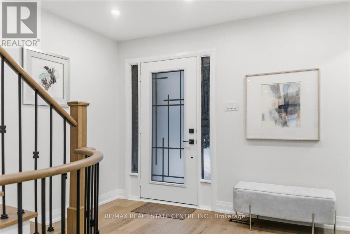 972 Deer Run, Mississauga, Ontario  L5C 4B2 - Photo 2 - W12784246