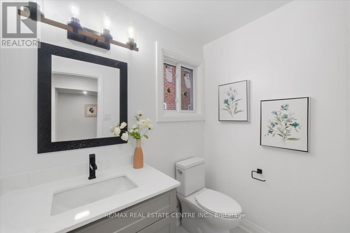 972 Deer Run, Mississauga, Ontario  L5C 4B2 - Photo 20 - W12784246