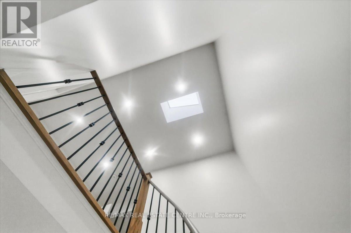 972 Deer Run, Mississauga, Ontario  L5C 4B2 - Photo 22 - W12784246