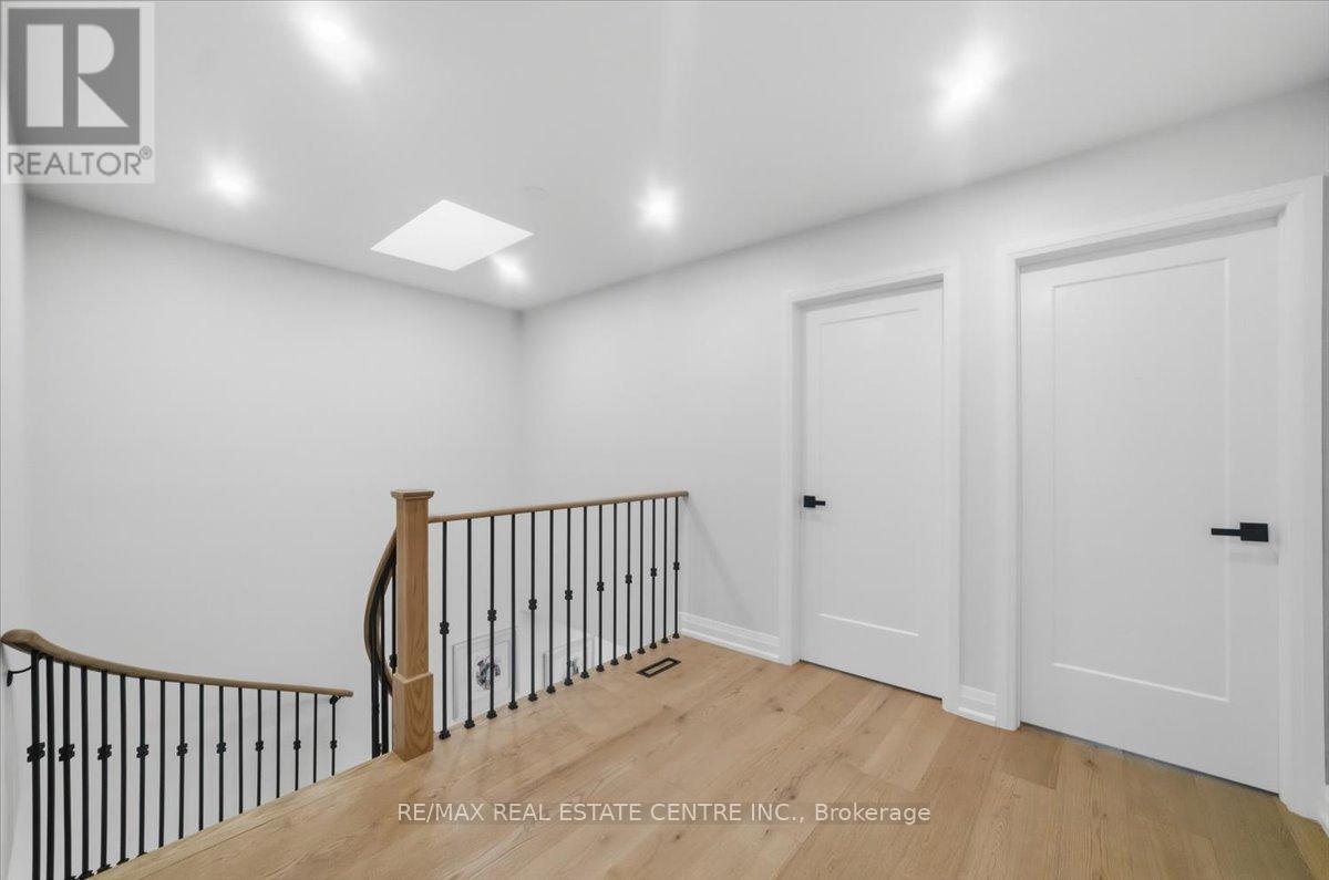 972 Deer Run, Mississauga, Ontario  L5C 4B2 - Photo 24 - W12784246