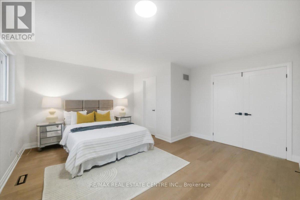 972 Deer Run, Mississauga, Ontario  L5C 4B2 - Photo 26 - W12784246