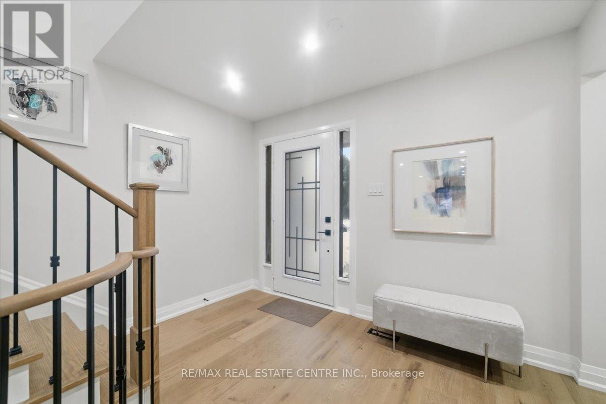 972 Deer Run, Mississauga, Ontario  L5C 4B2 - Photo 3 - W12784246