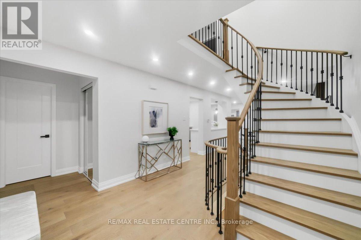 972 Deer Run, Mississauga, Ontario  L5C 4B2 - Photo 4 - W12784246