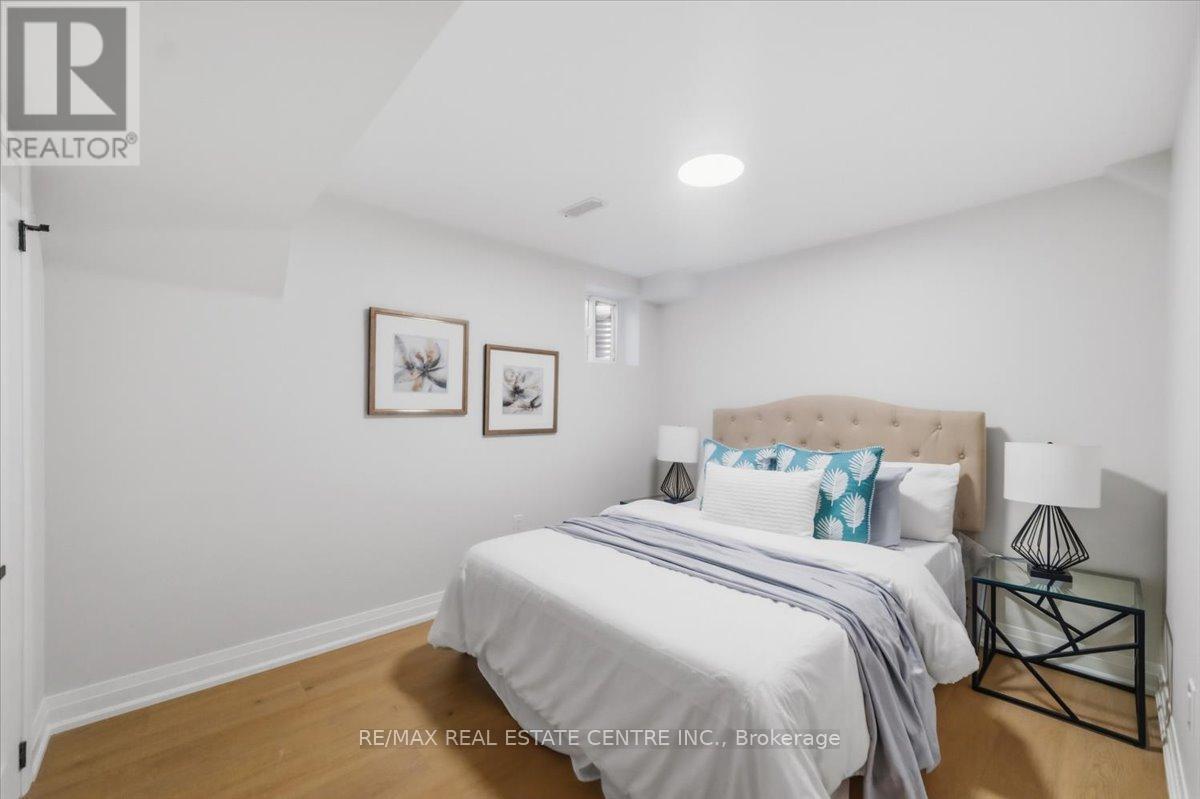 972 Deer Run, Mississauga, Ontario  L5C 4B2 - Photo 43 - W12784246