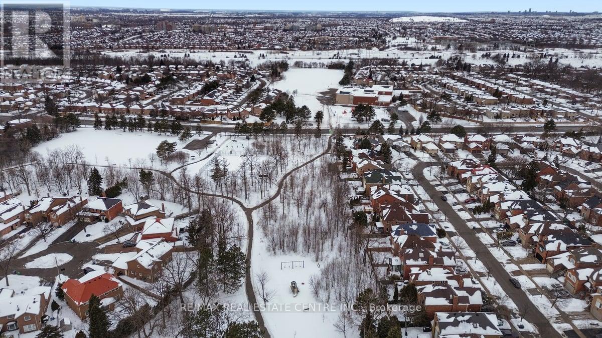 972 Deer Run, Mississauga, Ontario  L5C 4B2 - Photo 49 - W12784246