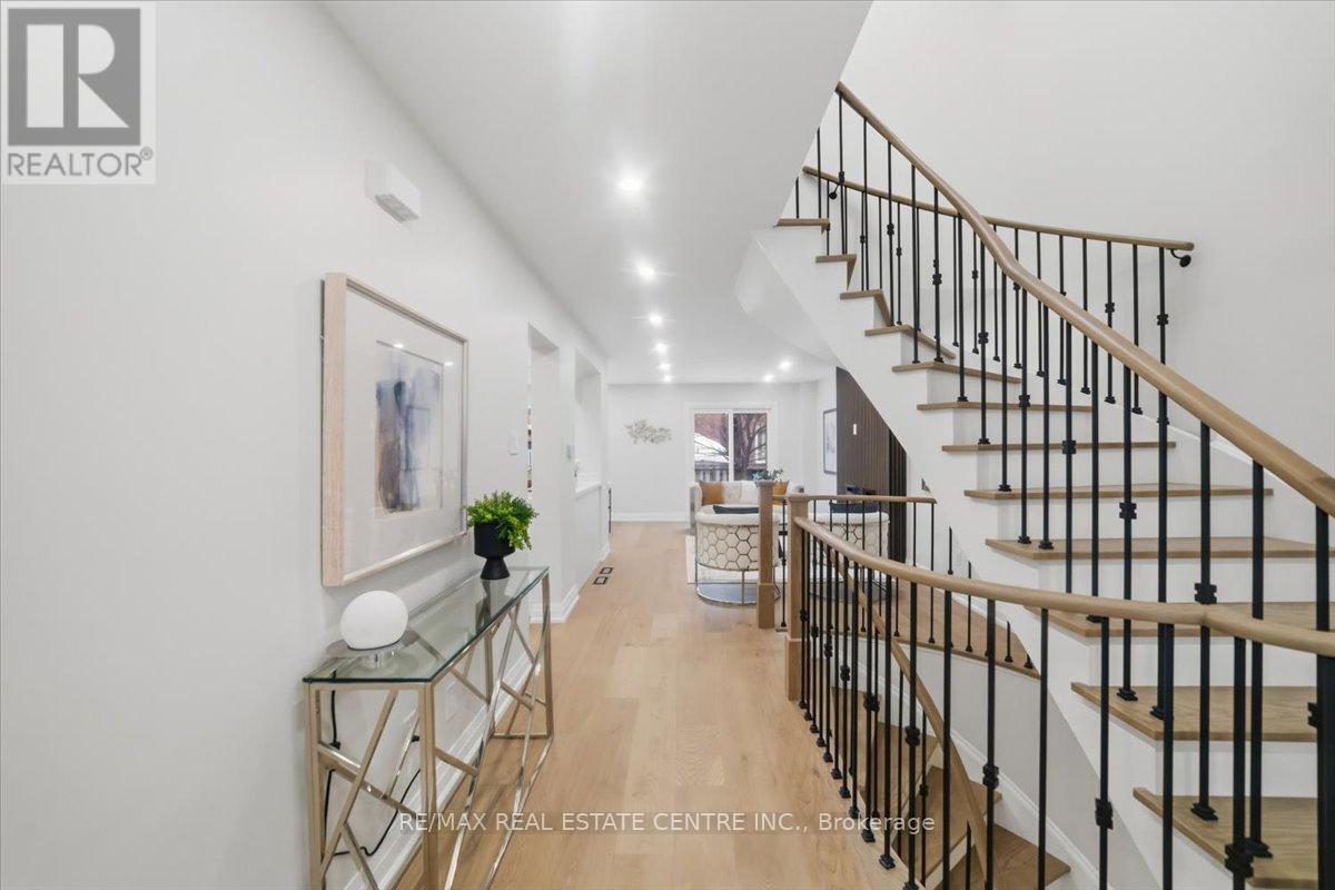 972 Deer Run, Mississauga, Ontario  L5C 4B2 - Photo 5 - W12784246