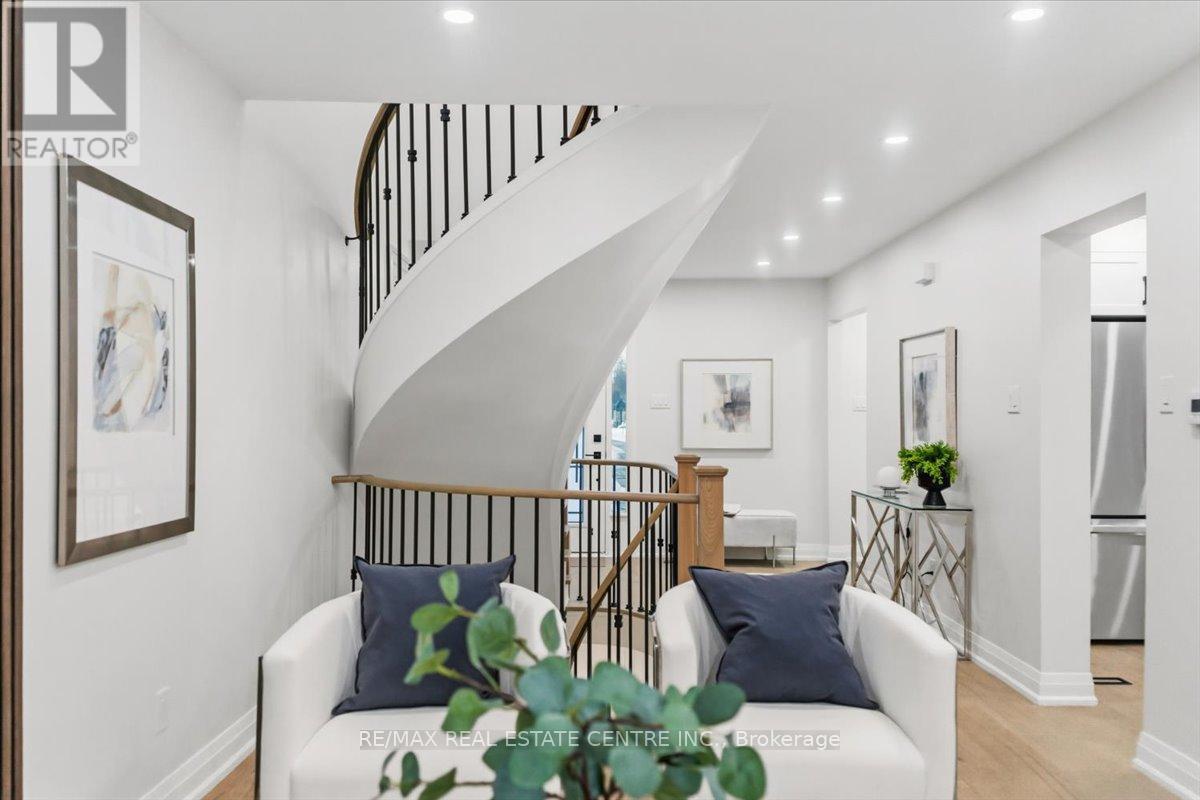 972 Deer Run, Mississauga, Ontario  L5C 4B2 - Photo 6 - W12784246