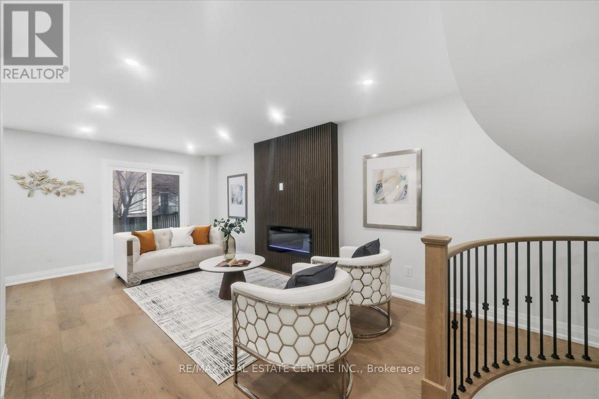 972 Deer Run, Mississauga, Ontario  L5C 4B2 - Photo 7 - W12784246