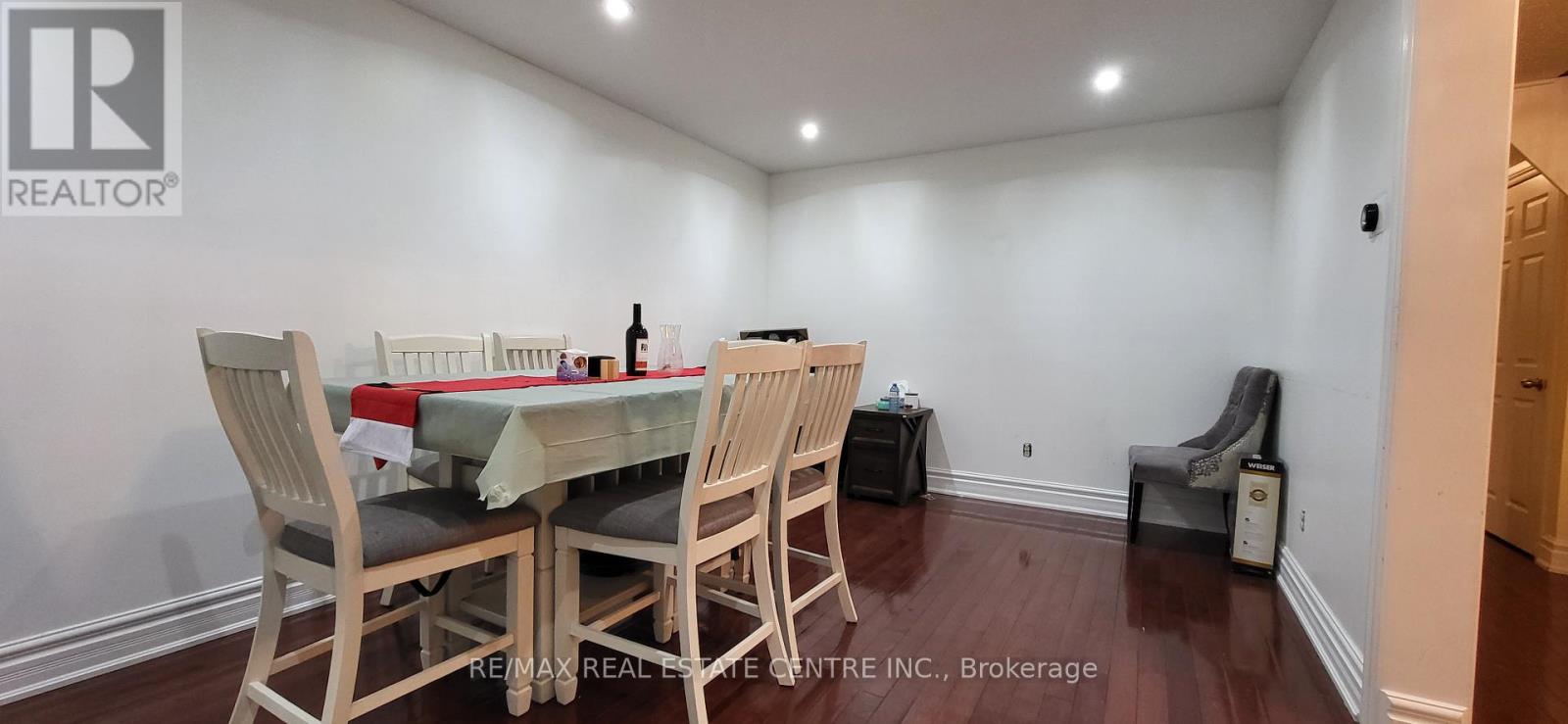 4 Esker Drive, Brampton (Heart Lake East), Ontario  L6Z 3C5 - Photo 4 - W12784314