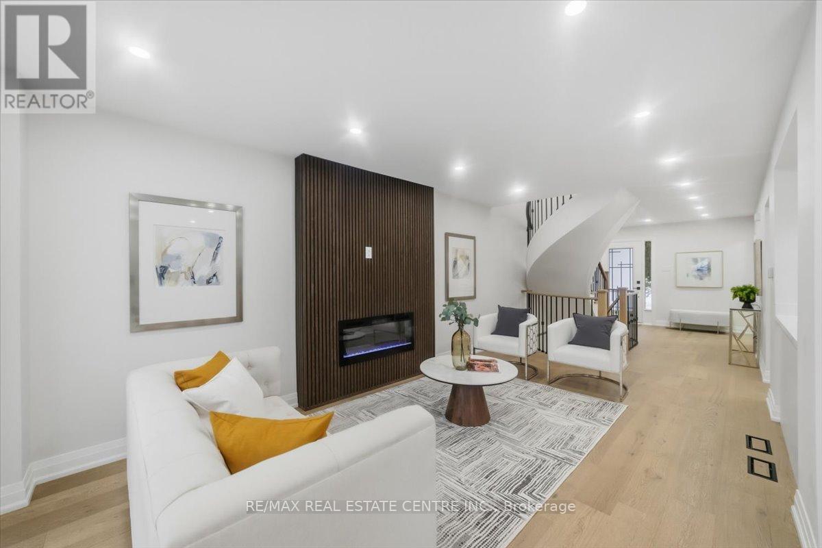 972 Deer Run, Mississauga, Ontario  L5C 4B2 - Photo 9 - W12784246