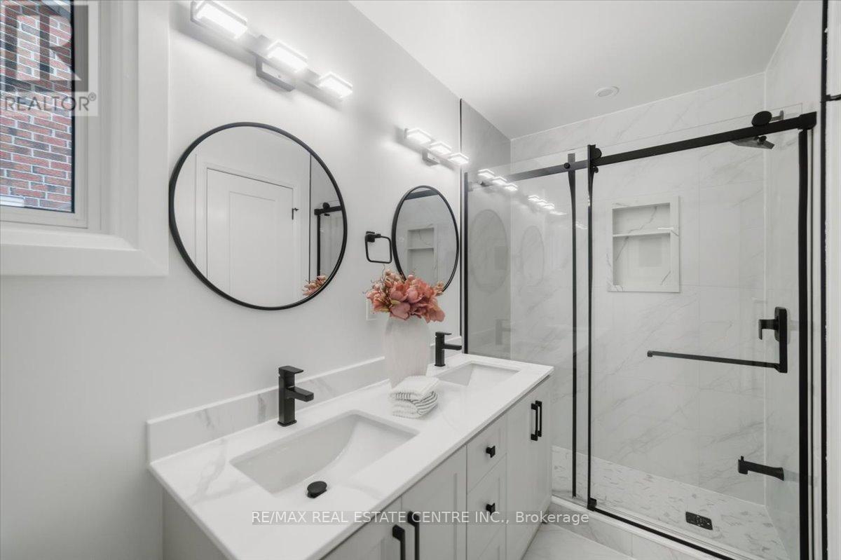 972 Deer Run, Mississauga, Ontario  L5C 4B2 - Photo 36 - W12784246