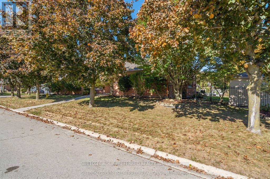 31 Havenwood Way, London North, Ontario  N6H 5B8 - Photo 44 - X12784372