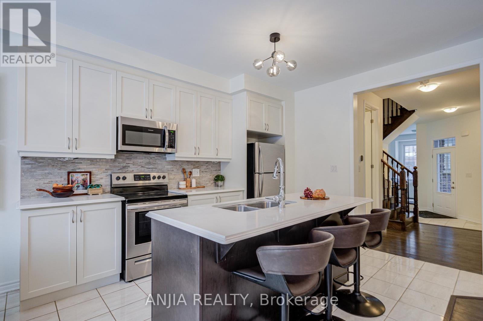 33 Ness Drive, Richmond Hill, Ontario  L4S 0J8 - Photo 7 - N12764770