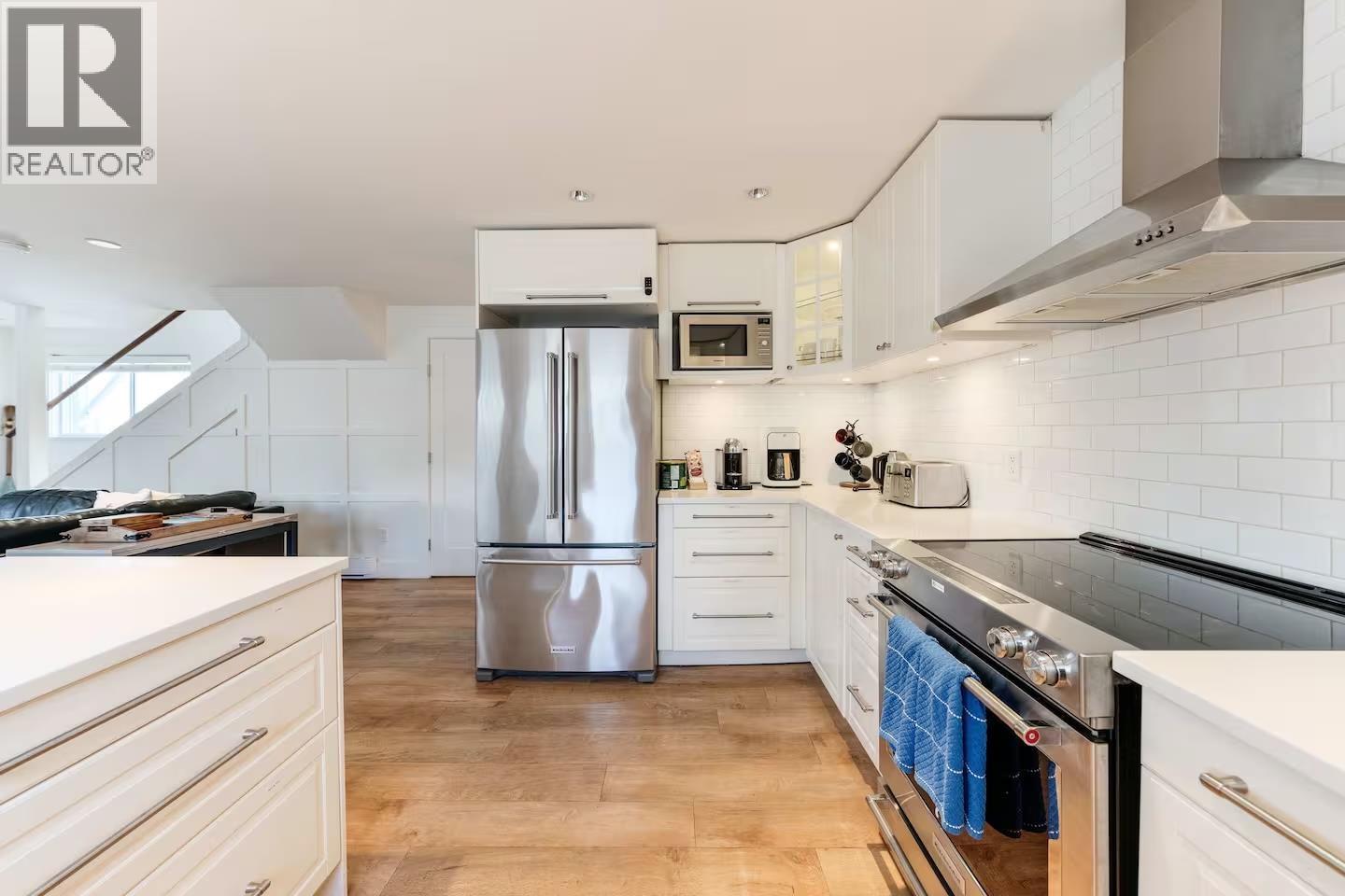 A015 415 Esplanade Avenue, North Vancouver, British Columbia  V7M 1A6 - Photo 3 - R3089415