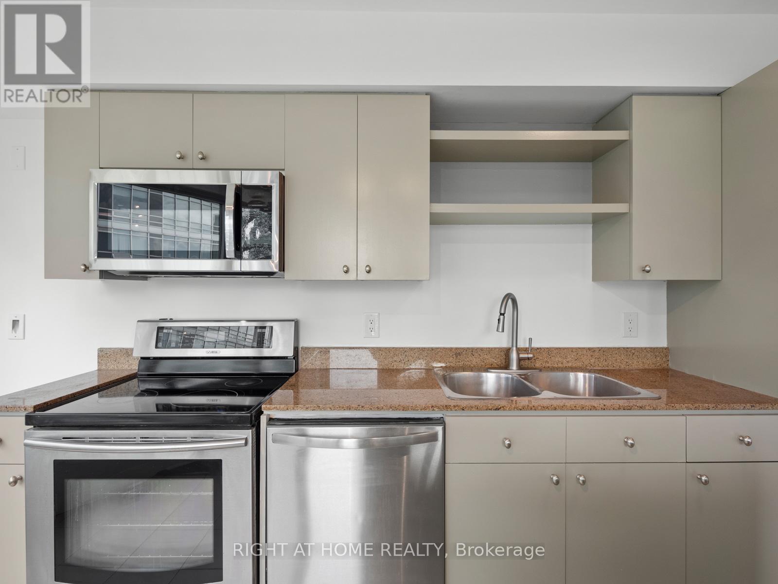 2903 - 373 Front St West Street, Toronto (Waterfront Communities), Ontario  M5V 3R7 - Photo 22 - C12784382