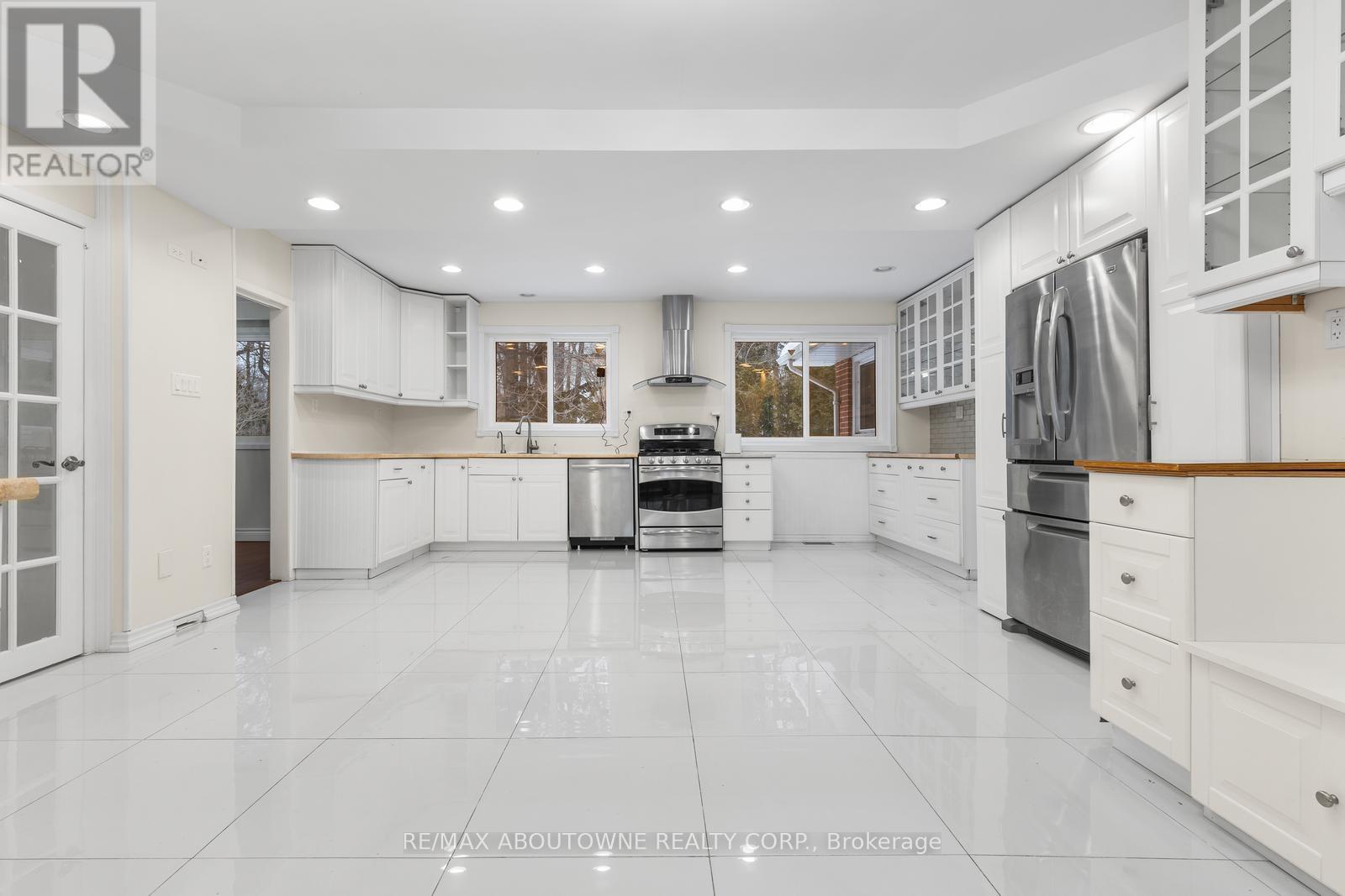 145 Wolfdale Avenue, Oakville, Ontario  L6L 4R9 - Photo 12 - W12784384