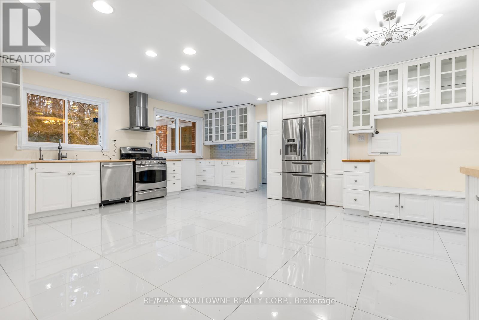 145 Wolfdale Avenue, Oakville, Ontario  L6L 4R9 - Photo 5 - W12784384