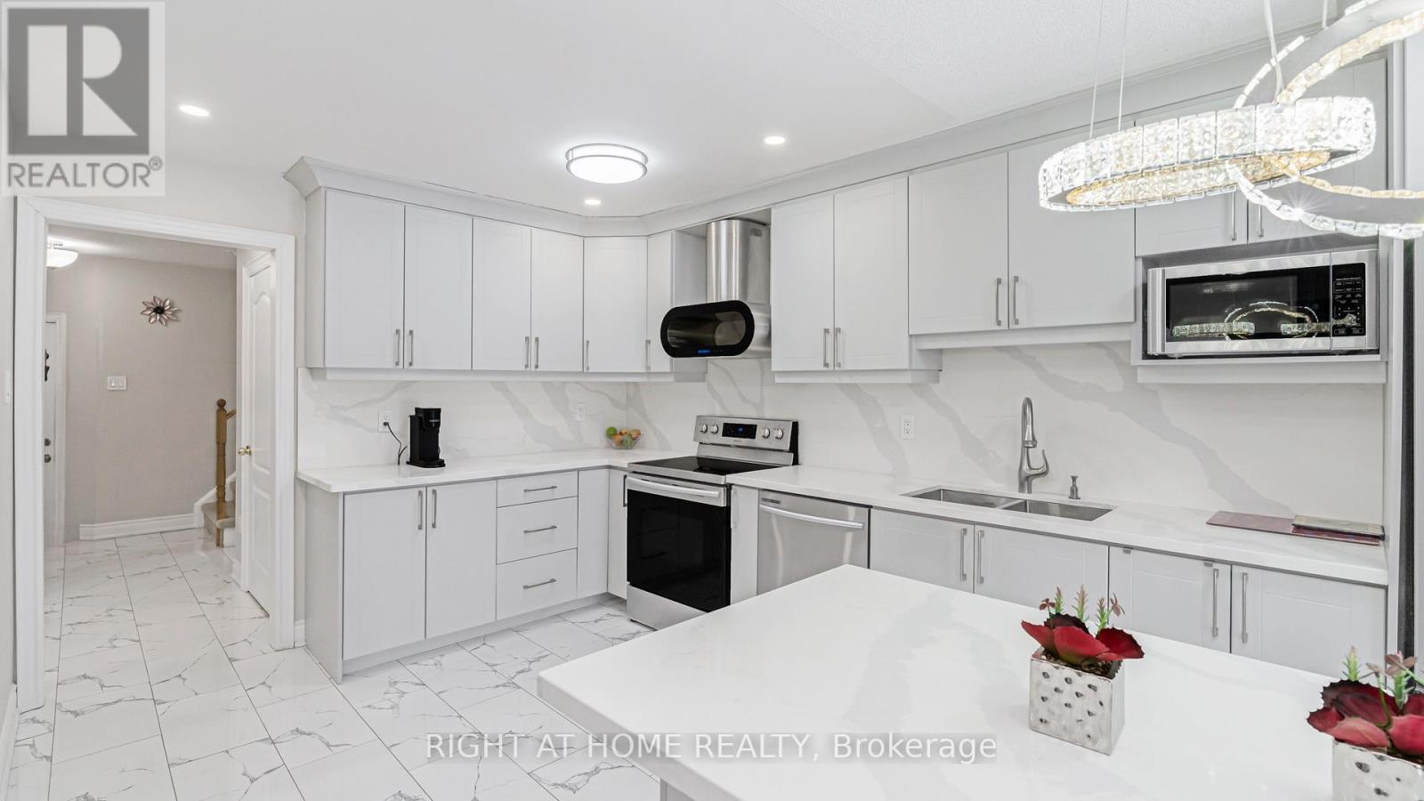 253 Fernforest Drive, Brampton, Ontario  L6R 1E1 - Photo 15 - W12784408