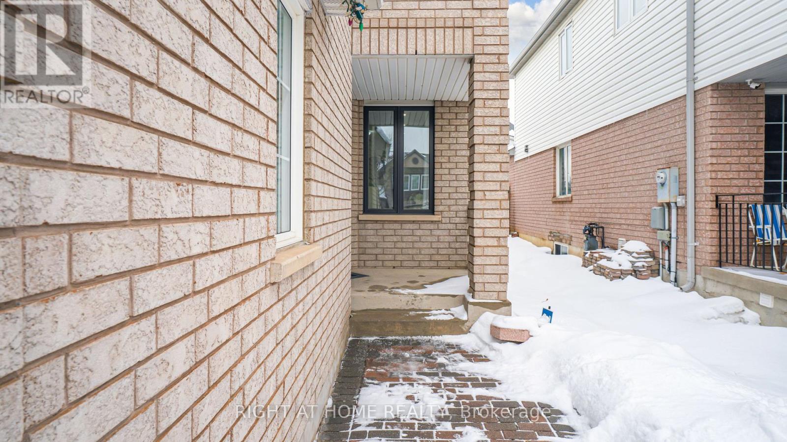253 Fernforest Drive, Brampton, Ontario  L6R 1E1 - Photo 5 - W12784408