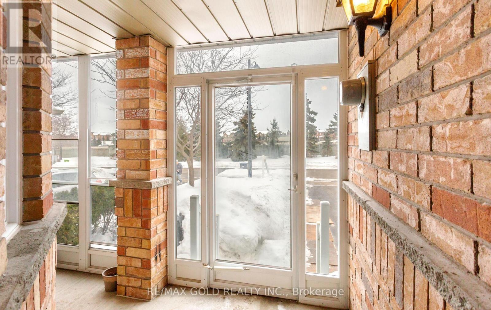 902 Delgado Drive, Mississauga, Ontario  L5V 2S4 - Photo 5 - W12784426