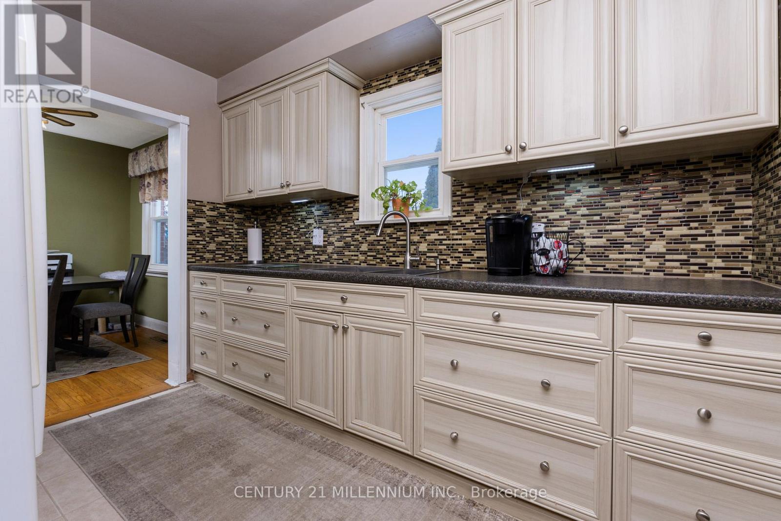 9 Crestview Avenue, Brampton, Ontario  L6W 2R7 - Photo 8 - W12784442