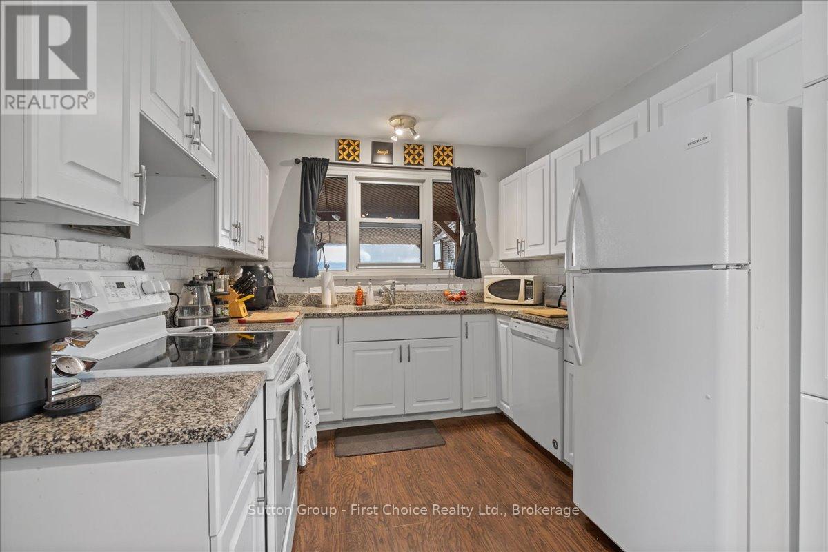 369 11th Avenue, Hanover, Ontario  N4N 2R6 - Photo 7 - X12784642