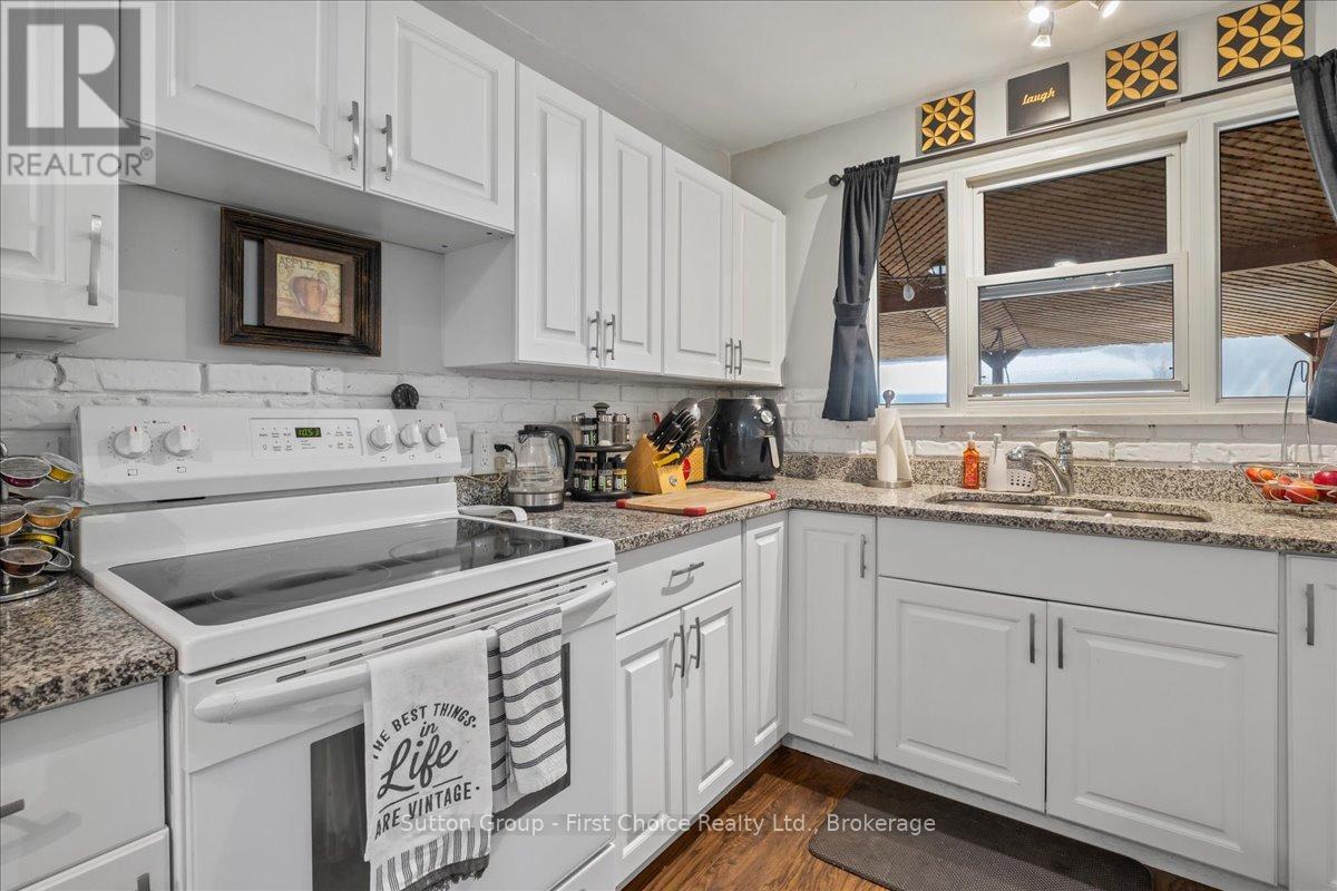 369 11th Avenue, Hanover, Ontario  N4N 2R6 - Photo 9 - X12784642