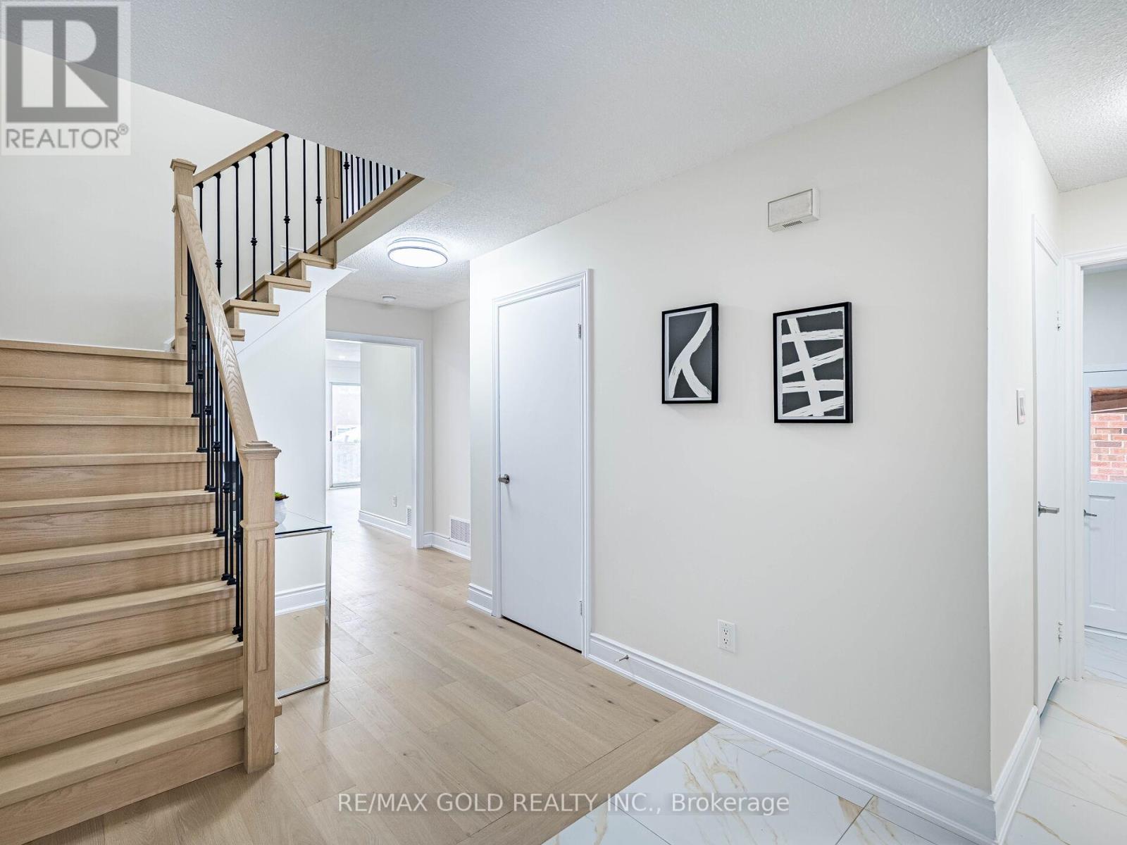 34 Daffodil Place, Brampton, Ontario  L6Y 3B6 - Photo 4 - W12784506