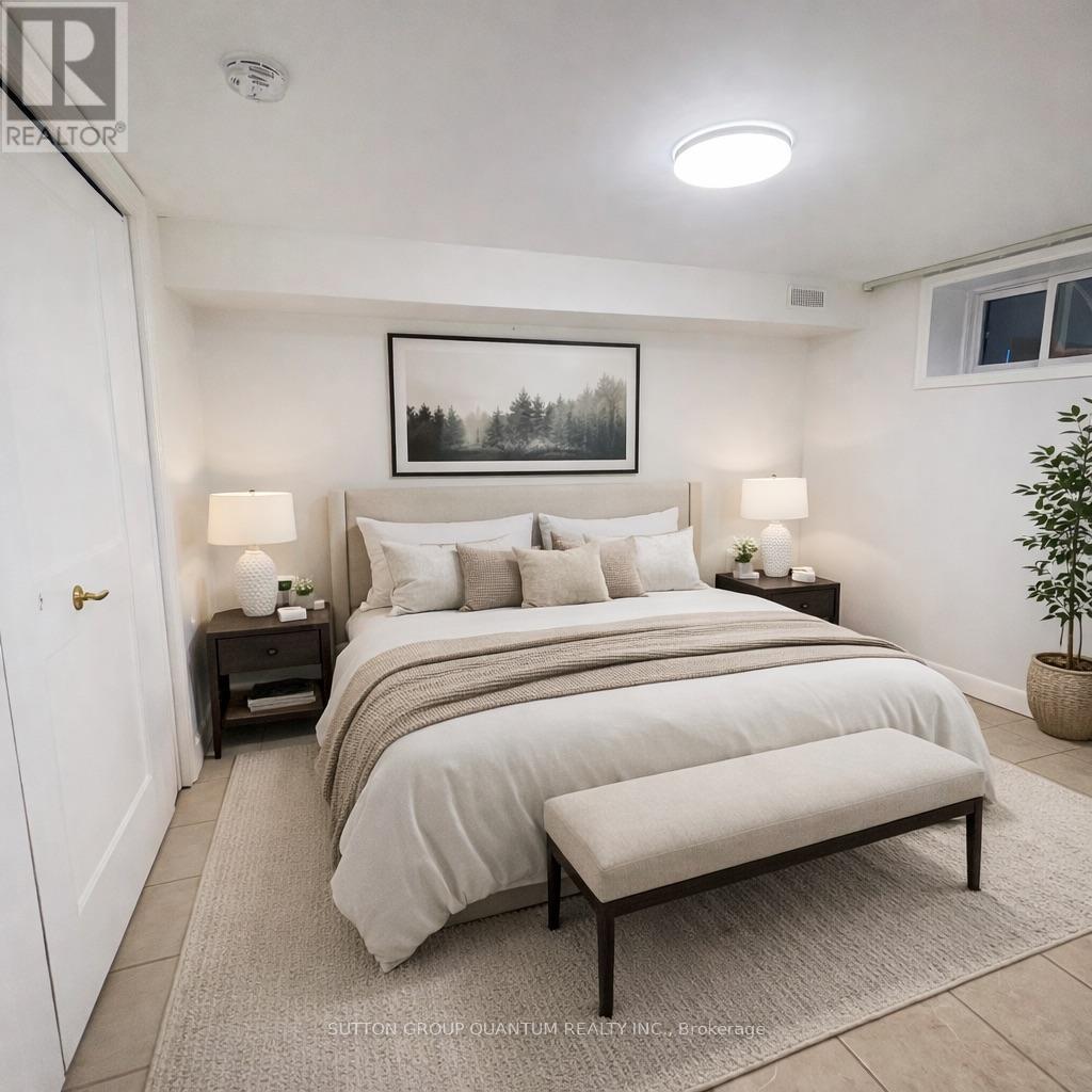 46 Woodlawn Avenue, Mississauga, Ontario  L5G 3K6 - Photo 19 - W12784522