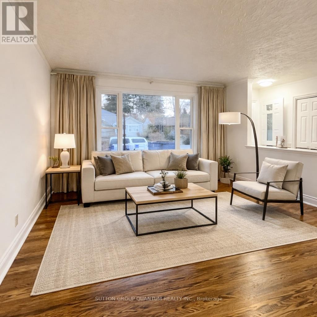 46 Woodlawn Avenue, Mississauga, Ontario  L5G 3K6 - Photo 2 - W12784522