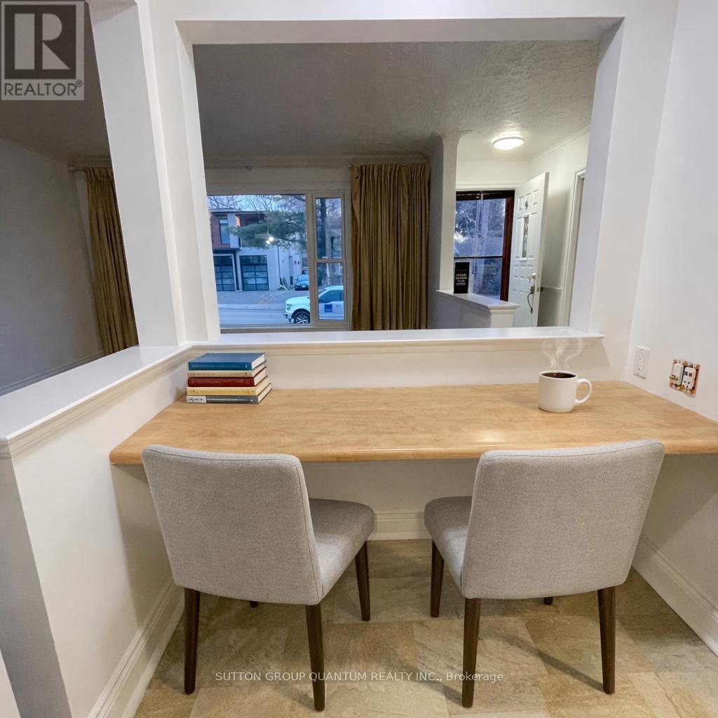 46 Woodlawn Avenue, Mississauga, Ontario  L5G 3K6 - Photo 7 - W12784522