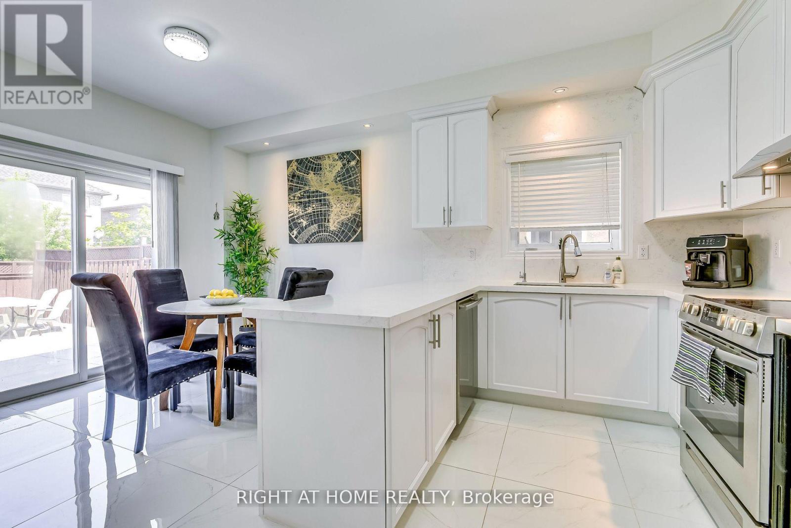 3228 Cabano Crescent, Mississauga, Ontario  L5M 0B9 - Photo 10 - W12784538