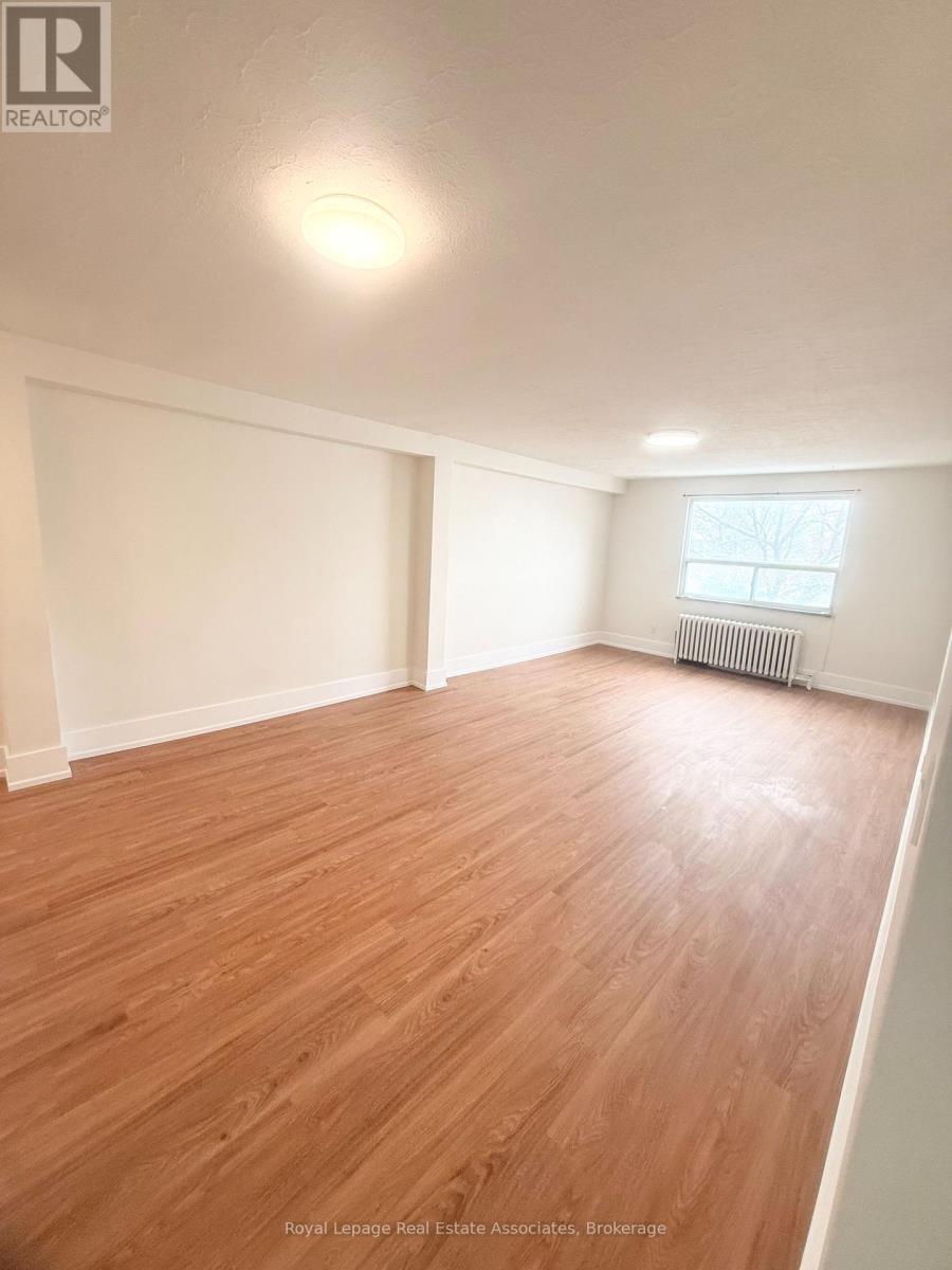 3 - 237 Lakeshore Road E, Mississauga, Ontario  L5G 1G8 - Photo 3 - W12783886