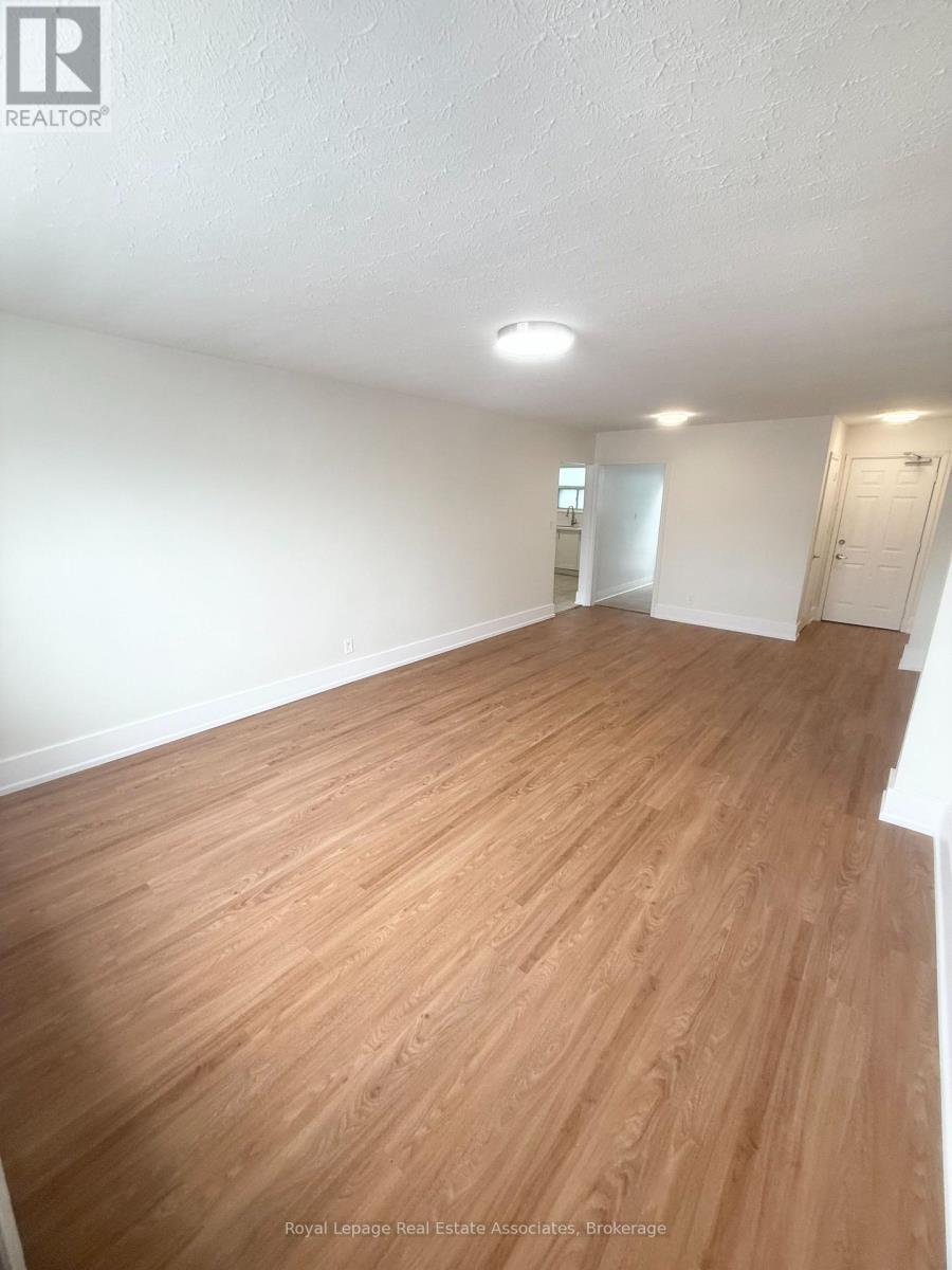 3 - 237 Lakeshore Road E, Mississauga, Ontario  L5G 1G8 - Photo 4 - W12783886