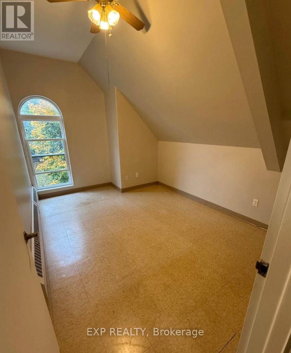 204 - 25 Winniett Street, Woodstock (Woodstock - North), Ontario  N4S 5Z4 - Photo 5 - X12784628