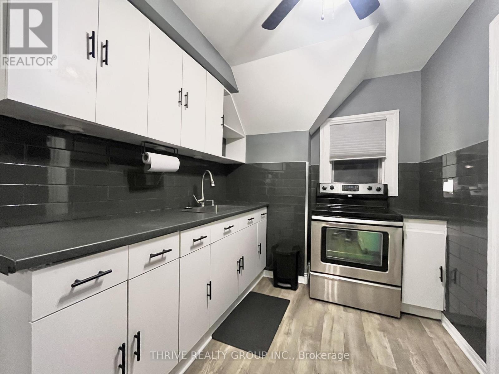 <div class="slider-price">$1,250 Monthly</div><p>2 - 74 Princess Avenue, St. Thomas, Ontario</p>