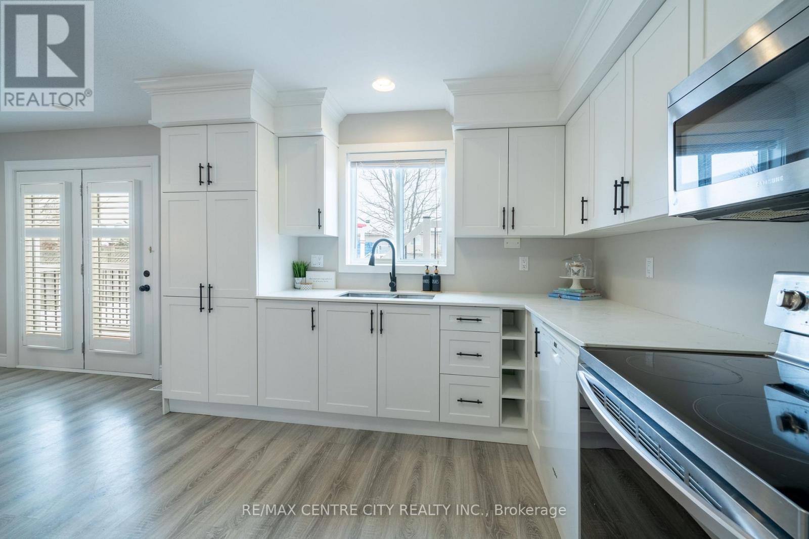 241 Parkview Drive, Strathroy-Caradoc, Ontario  N7G 4C1 - Photo 12 - X12784748