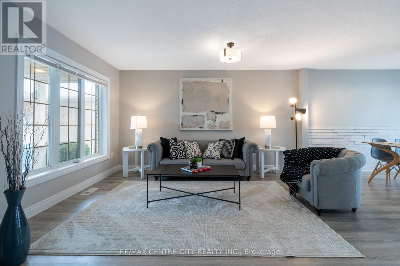 241 Parkview Drive, Strathroy-Caradoc, Ontario  N7G 4C1 - Photo 5 - X12784748