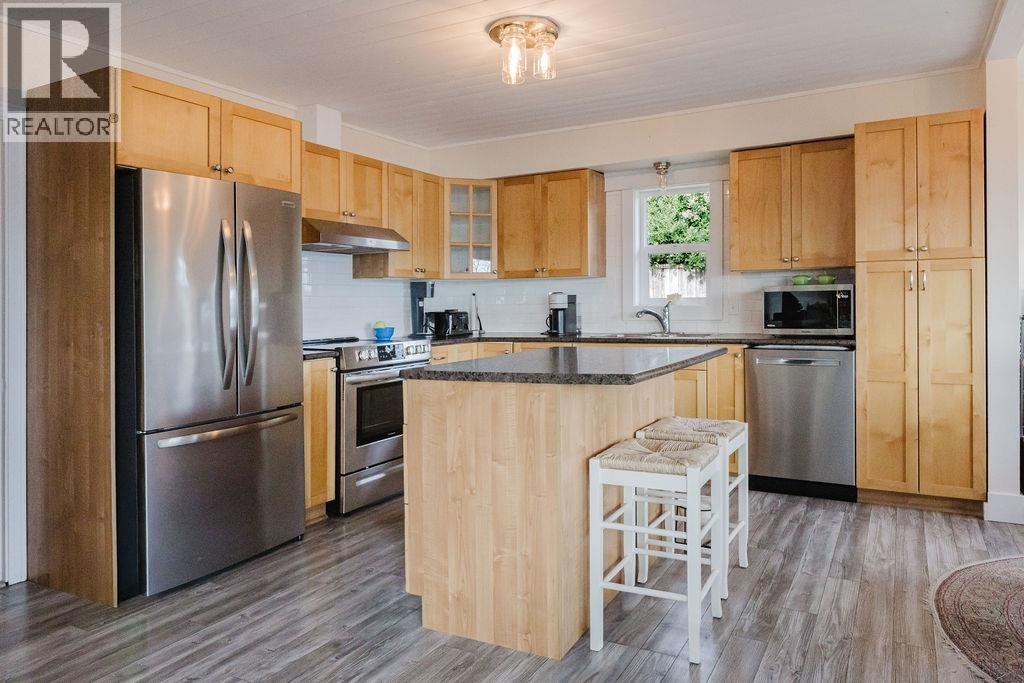 591 Gibsons Way, Gibsons, British Columbia  V0N 1V9 - Photo 16 - R3089473