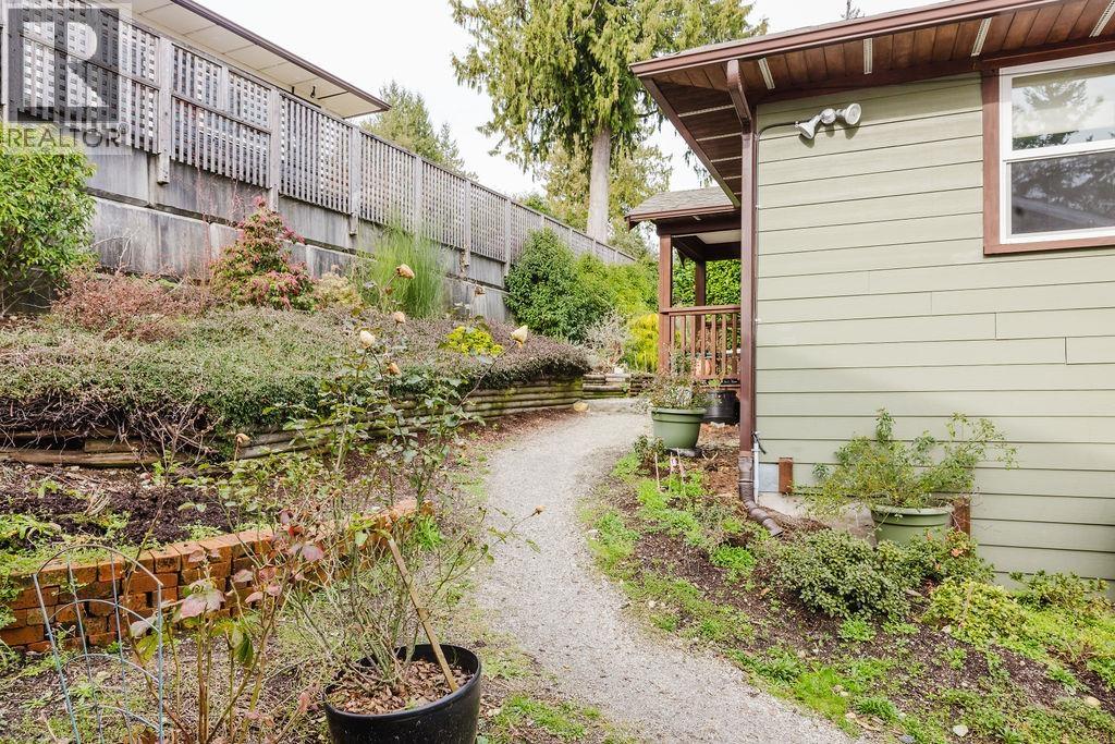 591 Gibsons Way, Gibsons, British Columbia  V0N 1V9 - Photo 26 - R3089473