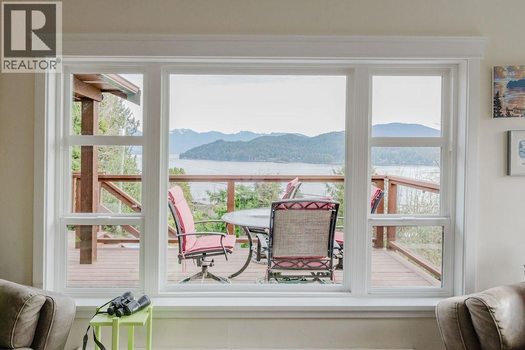 591 Gibsons Way, Gibsons, British Columbia  V0N 1V9 - Photo 7 - R3089473