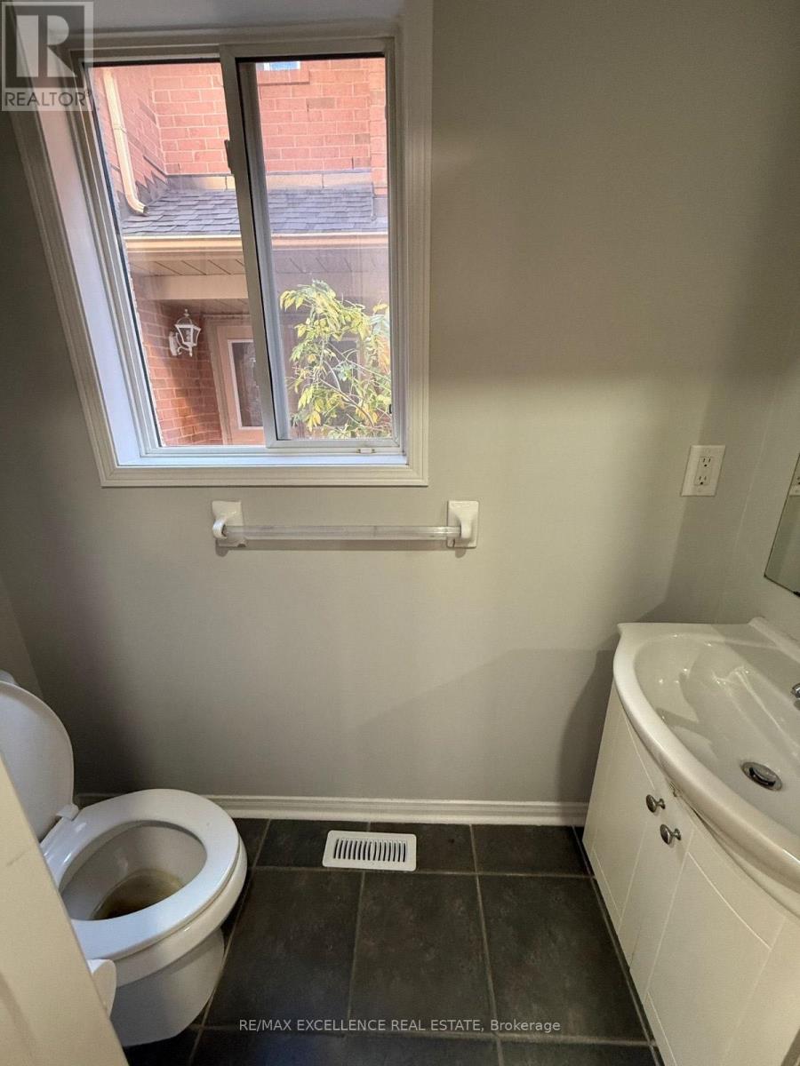 6 Corvette Court, Brampton (Fletcher's Meadow), Ontario  L7A 2H7 - Photo 3 - W12784738