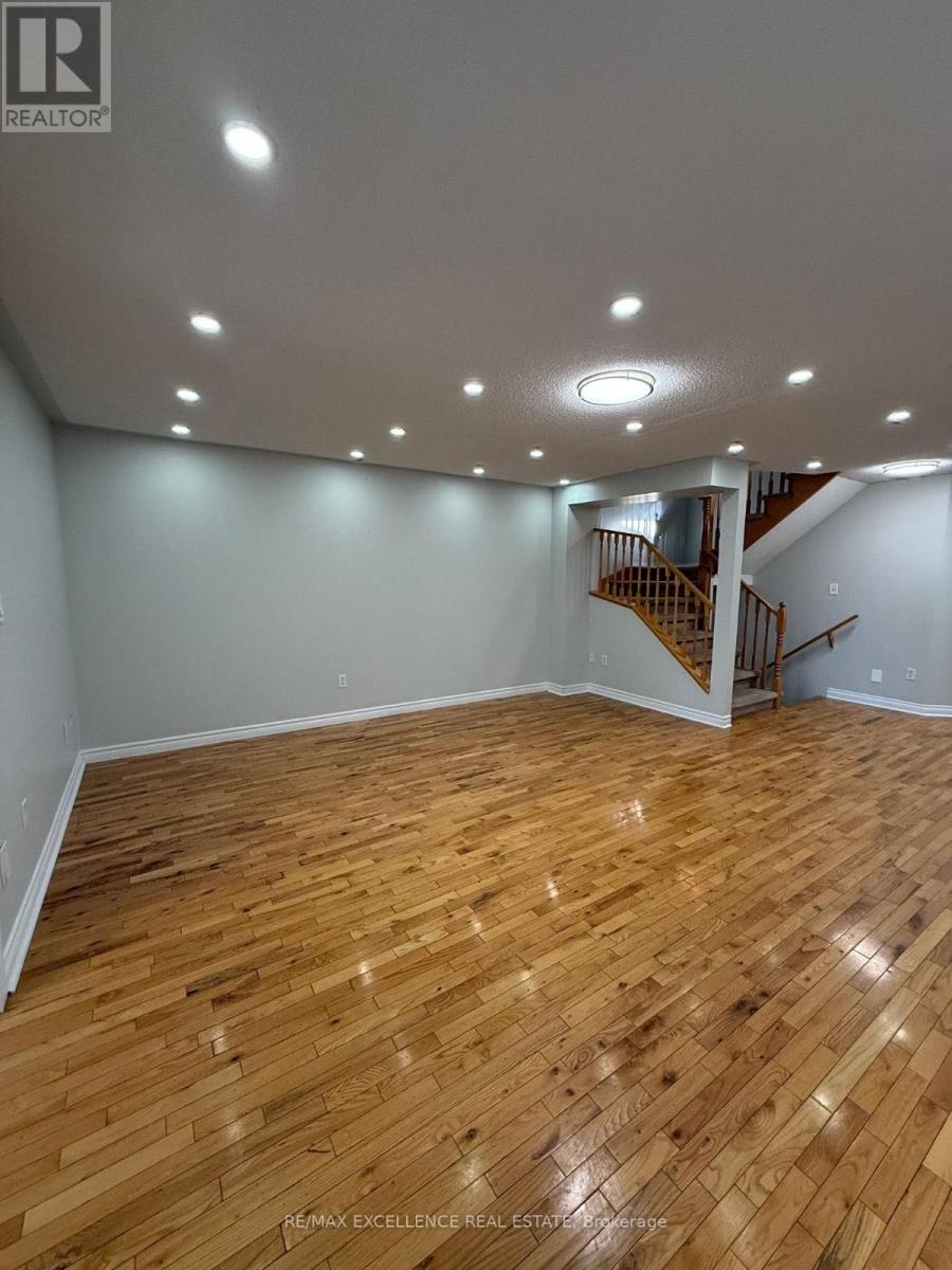 6 Corvette Court, Brampton (Fletcher's Meadow), Ontario  L7A 2H7 - Photo 4 - W12784738