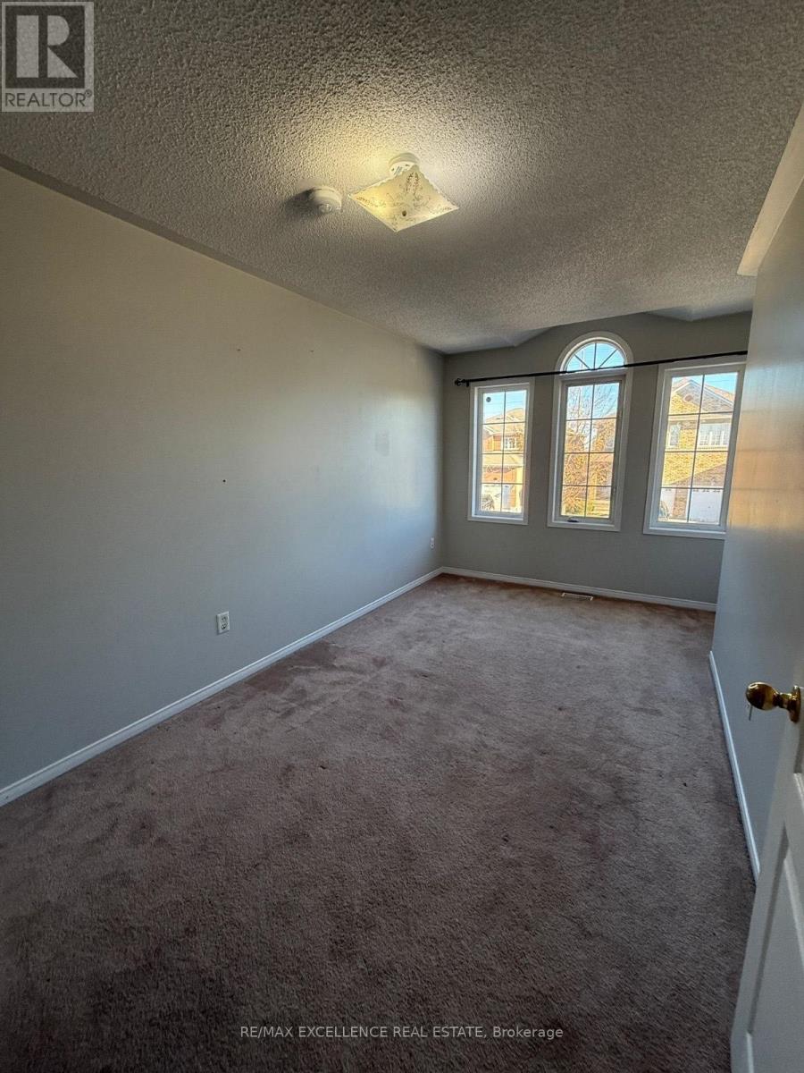 6 Corvette Court, Brampton (Fletcher's Meadow), Ontario  L7A 2H7 - Photo 8 - W12784738