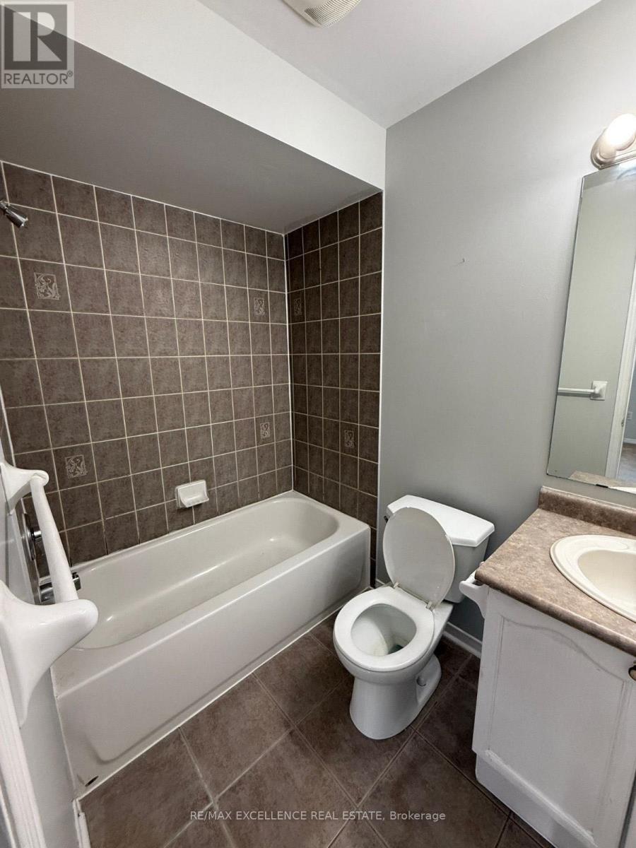 6 Corvette Court, Brampton (Fletcher's Meadow), Ontario  L7A 2H7 - Photo 9 - W12784738