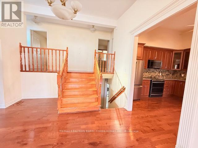 26 Larkfield Drive, Toronto (Banbury-Don Mills), Ontario  M3B 2H1 - Photo 4 - C12784902