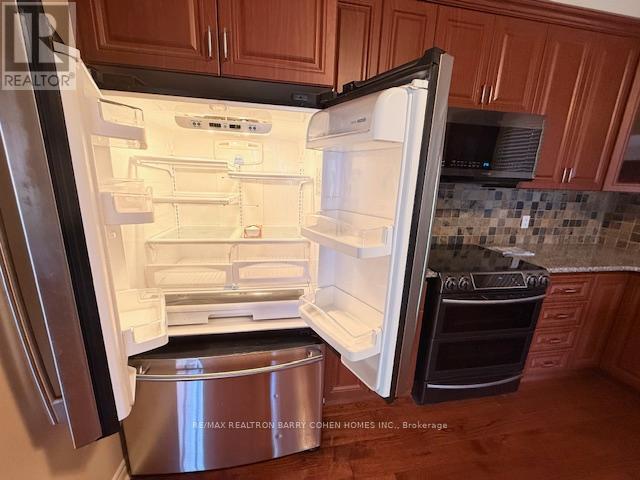 26 Larkfield Drive, Toronto (Banbury-Don Mills), Ontario  M3B 2H1 - Photo 5 - C12784902