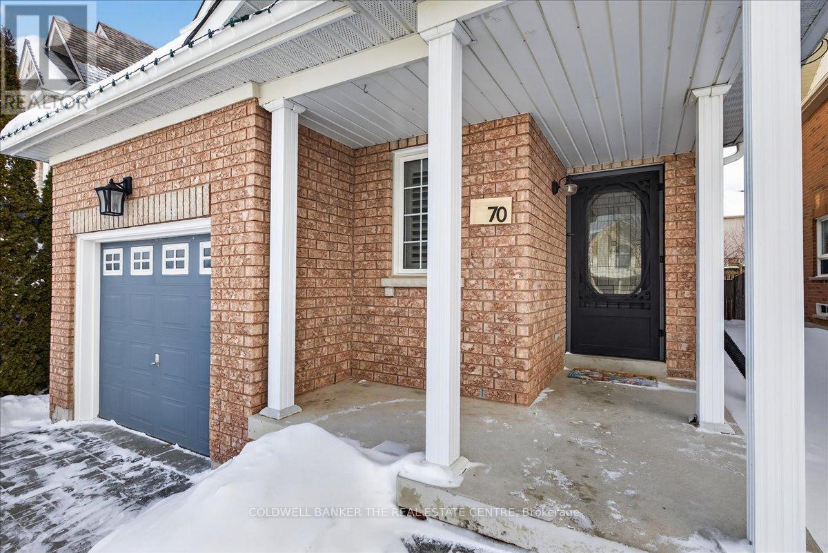 70 Margaret Graham Crescent, East Gwillimbury (Mt Albert), Ontario  L0G 1M0 - Photo 5 - N12784758