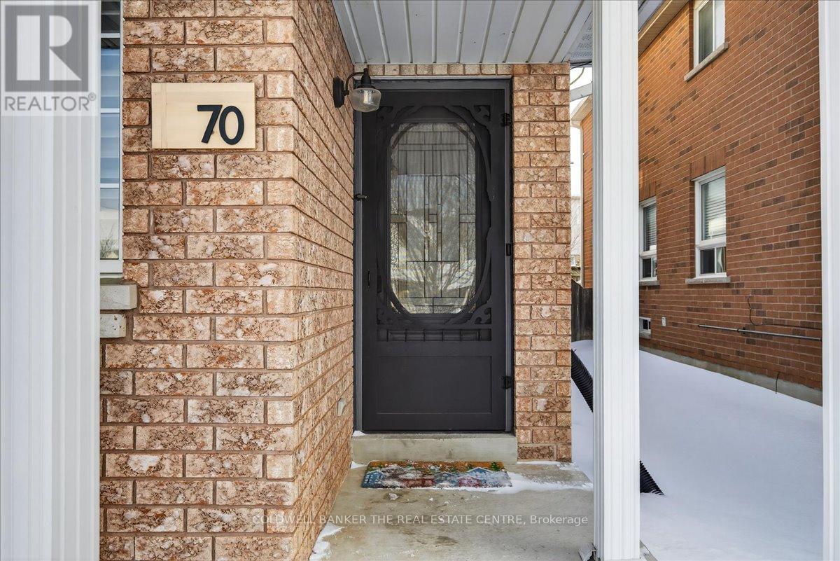 70 Margaret Graham Crescent, East Gwillimbury (Mt Albert), Ontario  L0G 1M0 - Photo 6 - N12784758