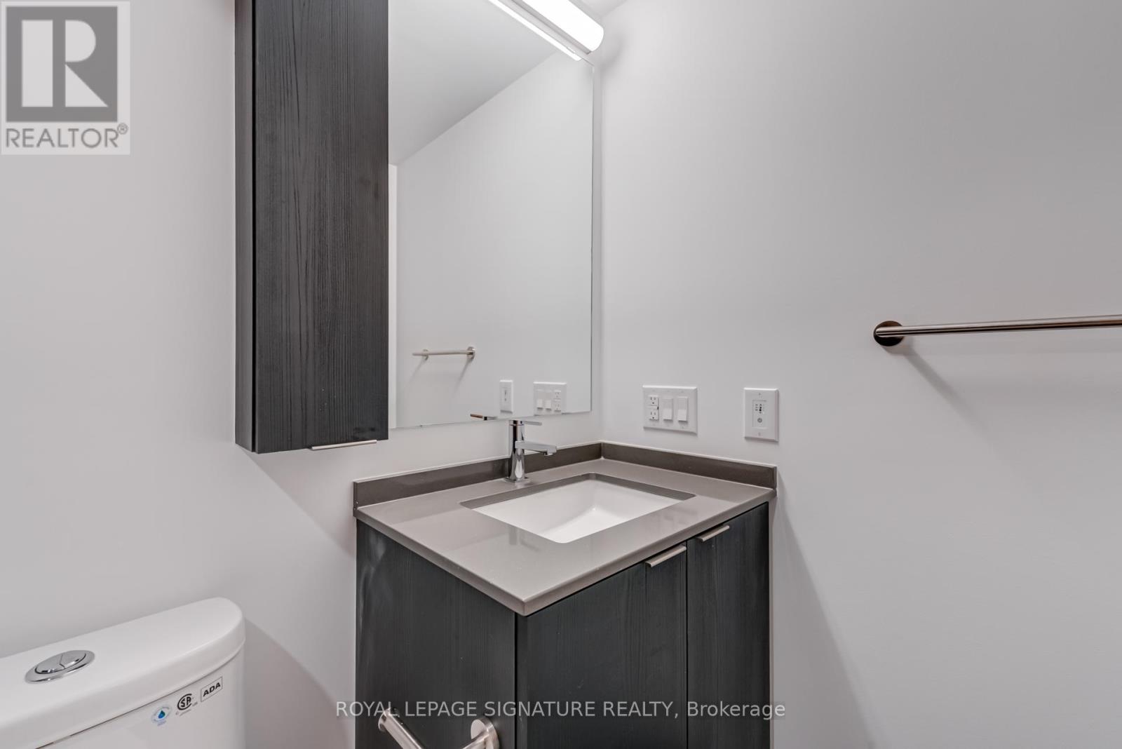 88 Agnes Street, Mississauga, Ontario  L5B 1J7 - Photo 11 - W12784810